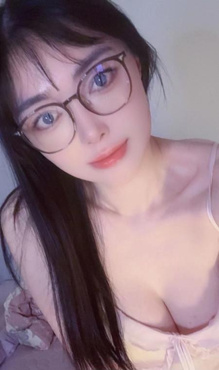 南山温柔眼镜妹