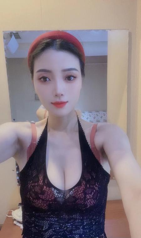 美乳玉腿小心宝