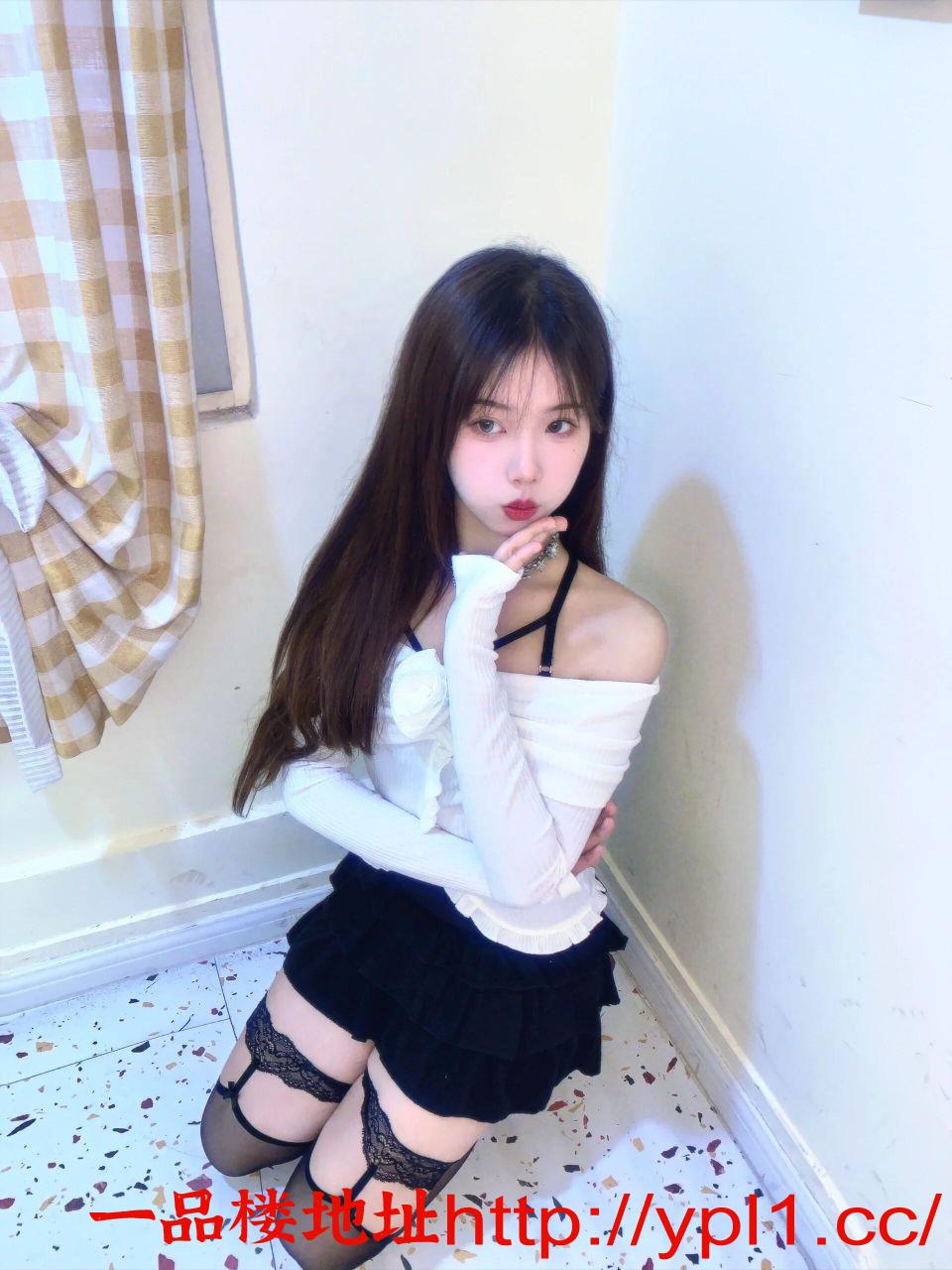 03年极品粉嫩多汁小骚妹