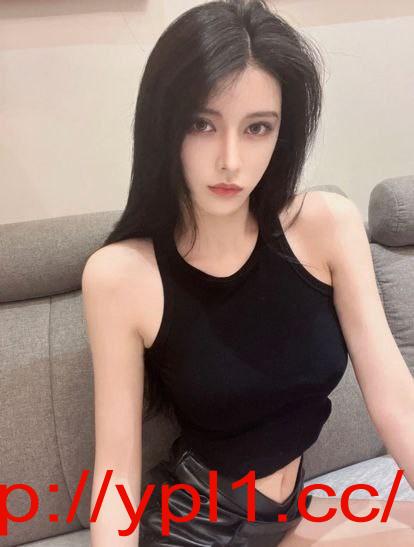 口活一如既往的那么好，撩开她的头发，慢慢的欣赏着弟弟在嘴巴里进出的美景