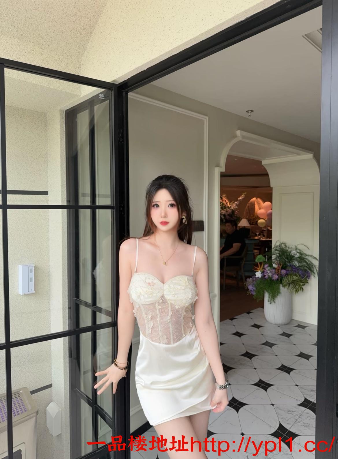 服务配合长腿老师长得很白嫩摇的很猛