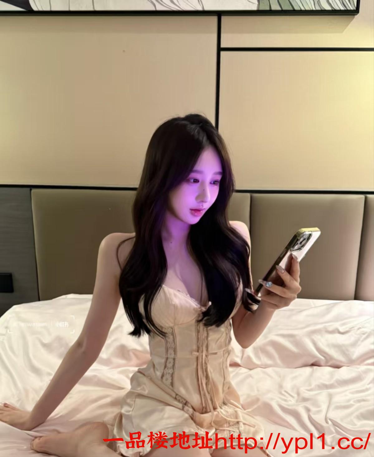 白嫩光滑小美女可内射