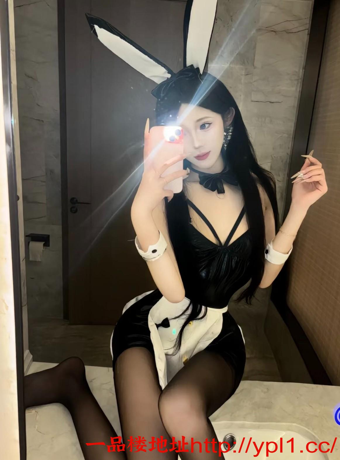 黑丝情趣美女带个眼镜看着好骚可无套