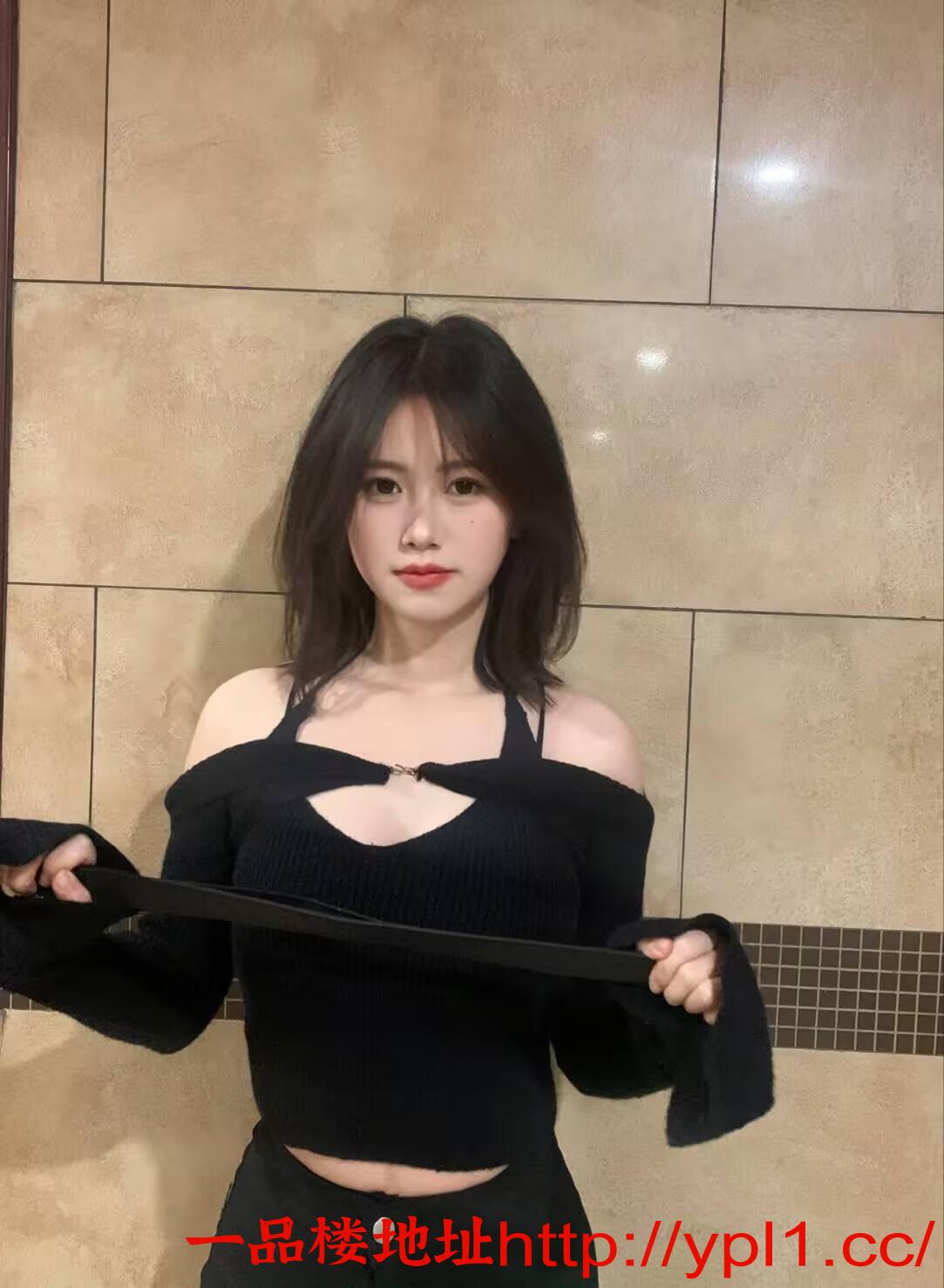 丝袜蜜桃臀极品小美女