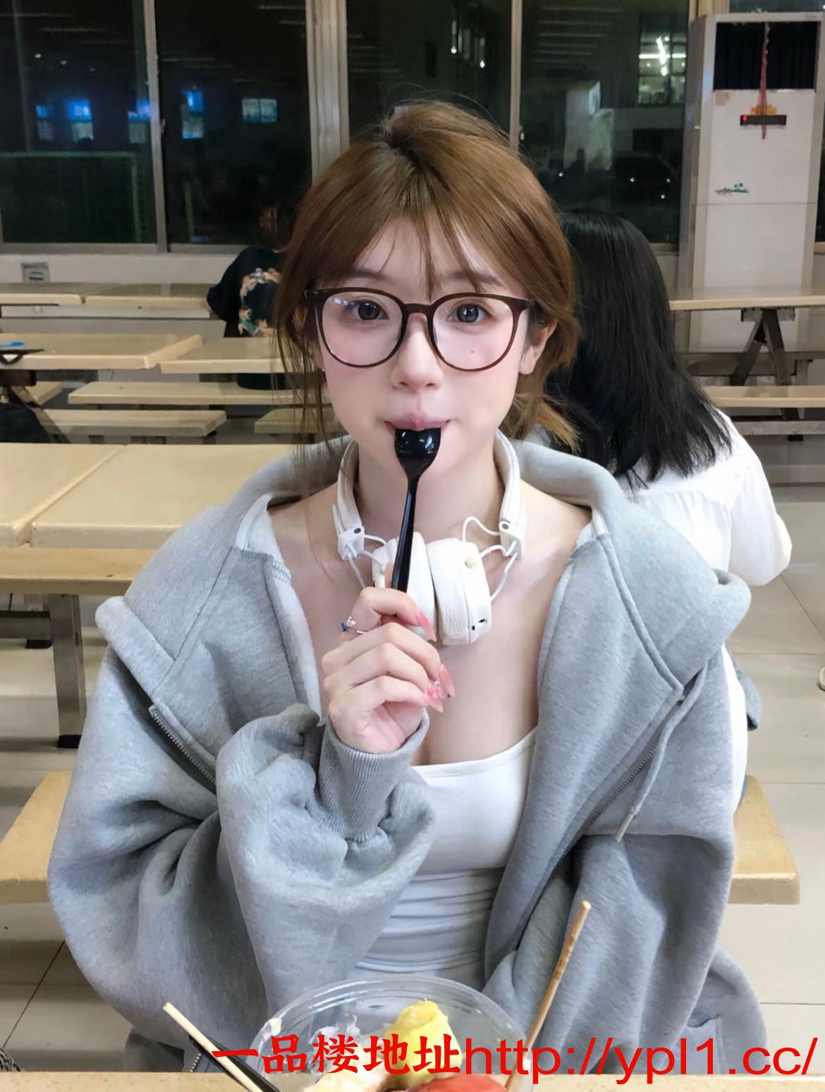 甜美系女孩逼逼很粉