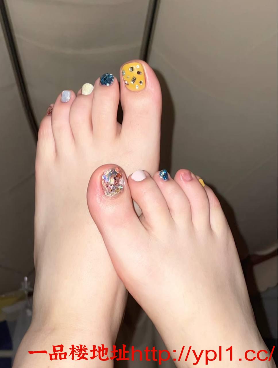 分享年轻19岁 性瘾大性欲强的小粉红阴唇