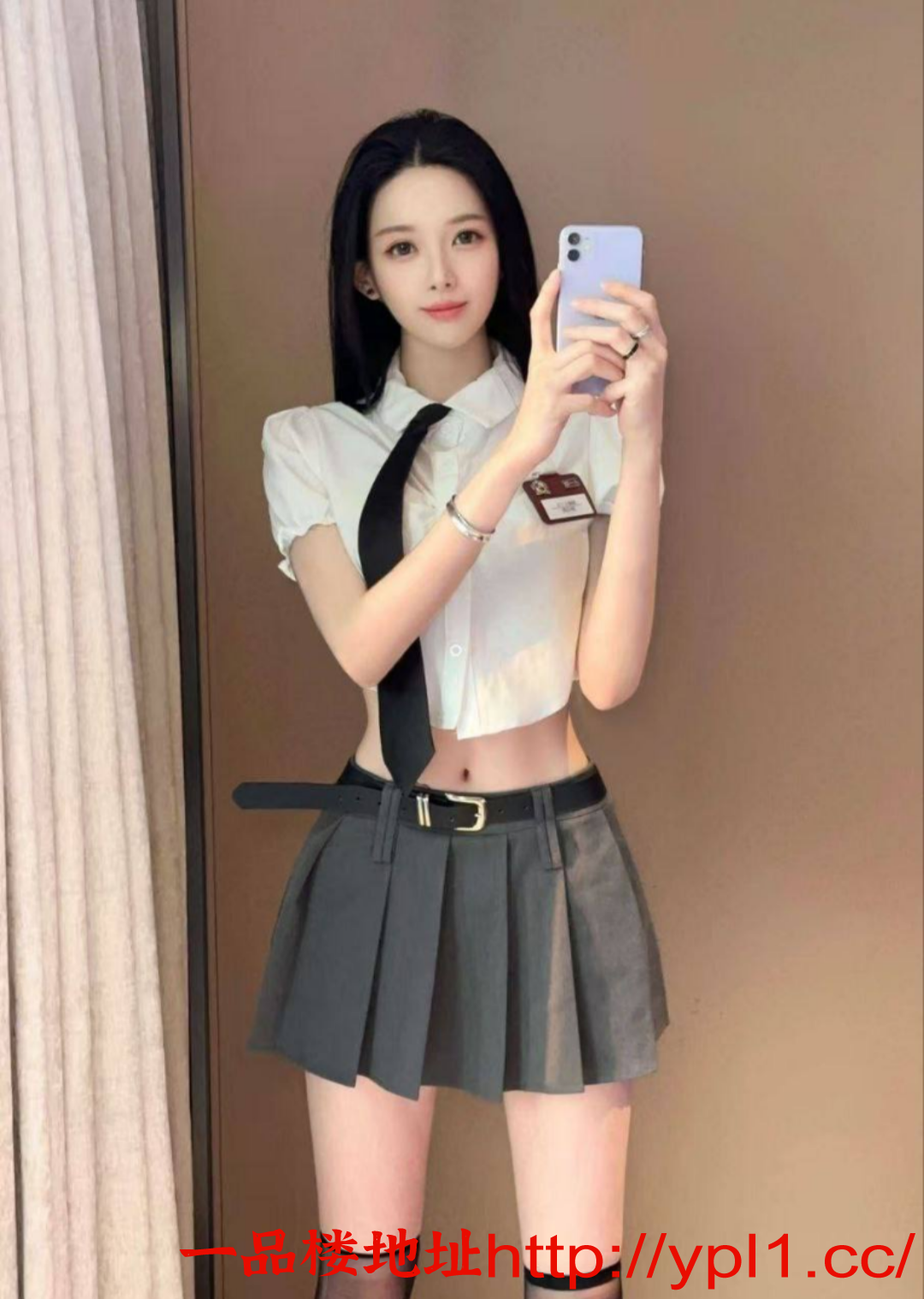 风骚美人褪去衣衫狂舔粉穴，白嫩丰满肉体