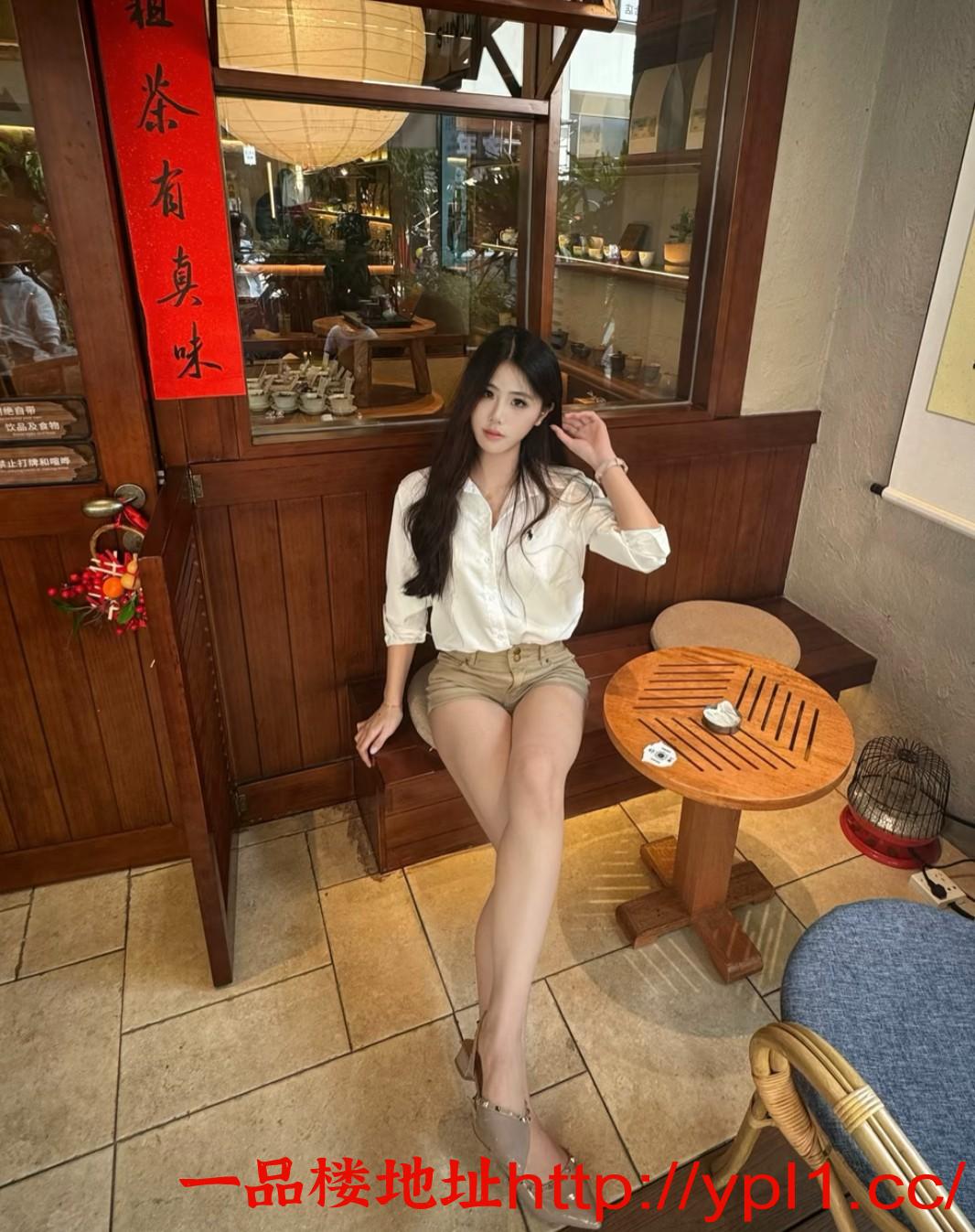 性感妹妹逼粉可颜射深喉刚开发出来很敏感