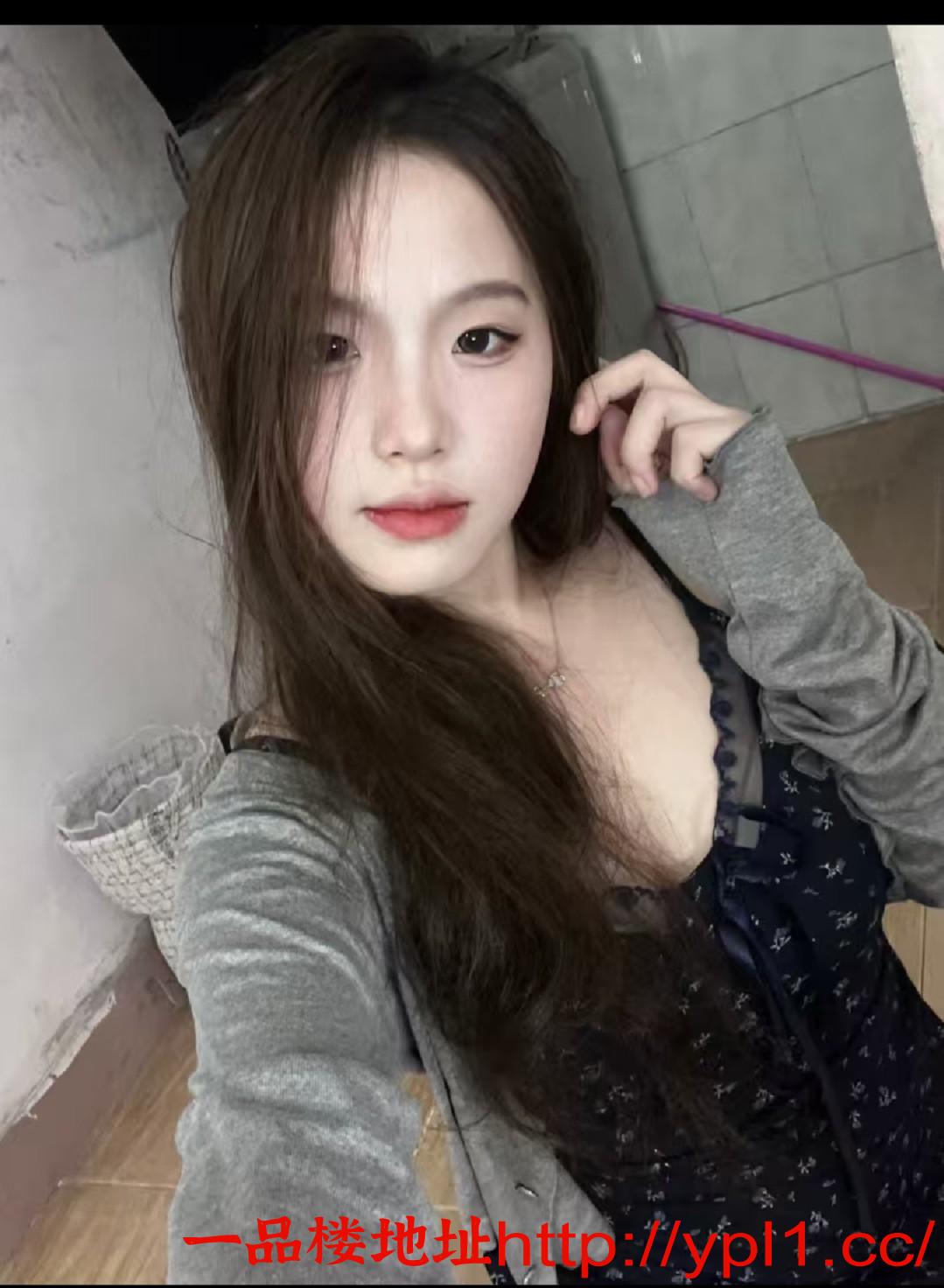 小蛮腰腿长大奶小姐姐