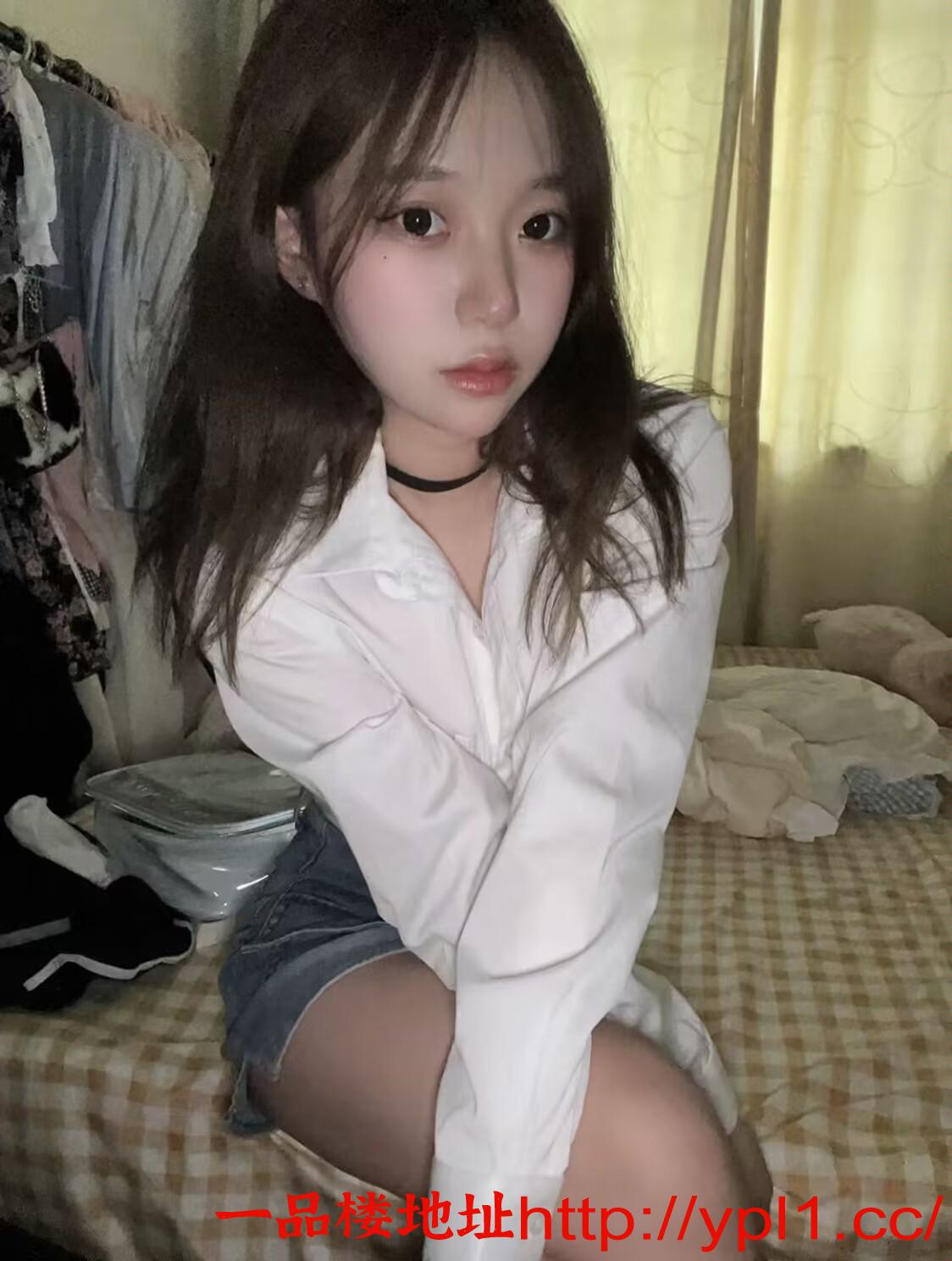 00后骚妹逼紧水多插的她直叫爽