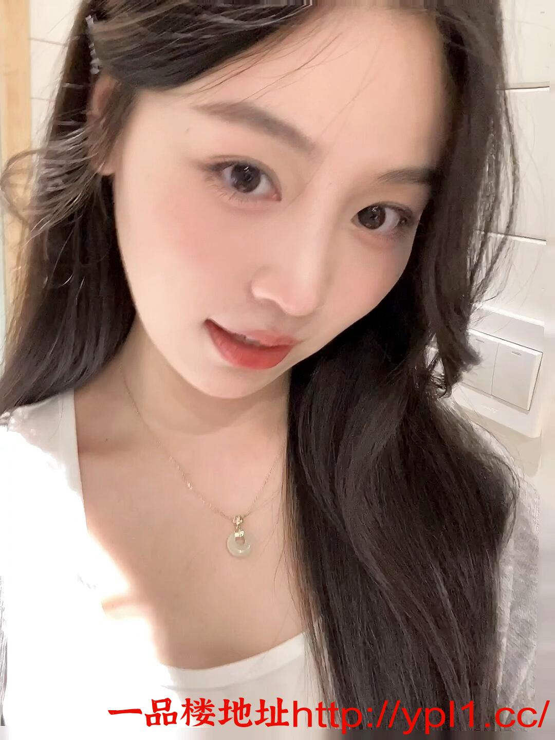 前凸后翘的粉嫩妹子