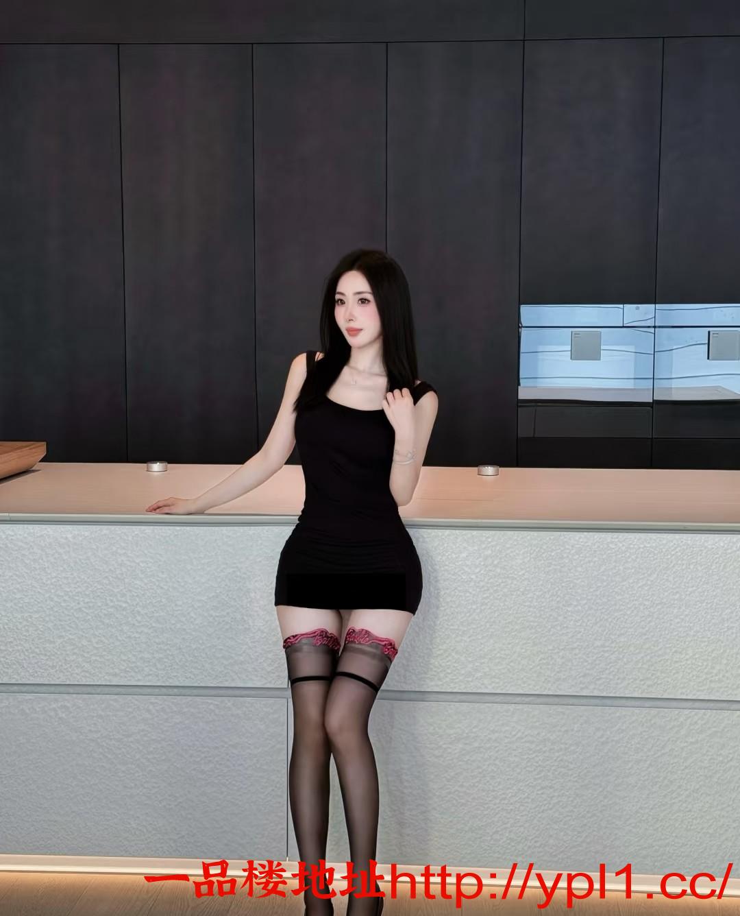 爆乳粉嫩小肥穴小屁股翘黑丝