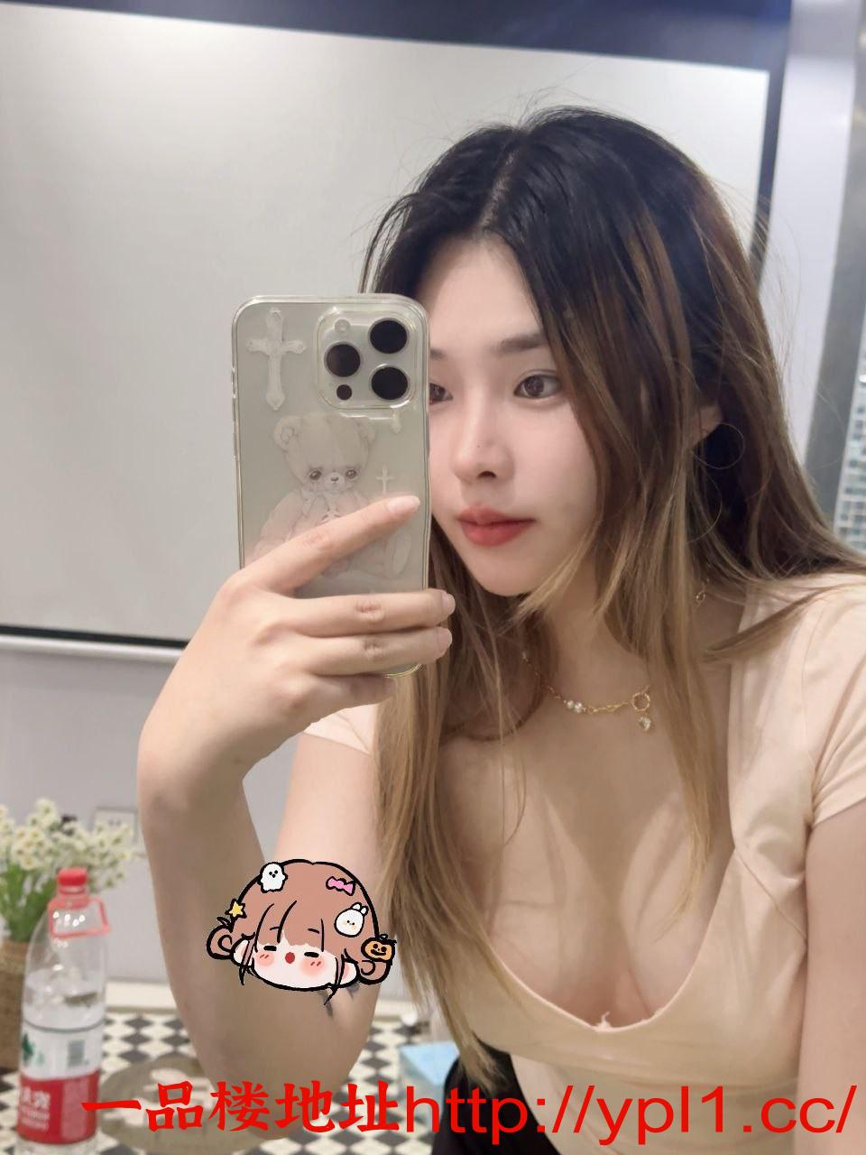 丰满肤白翘臀小甜甜