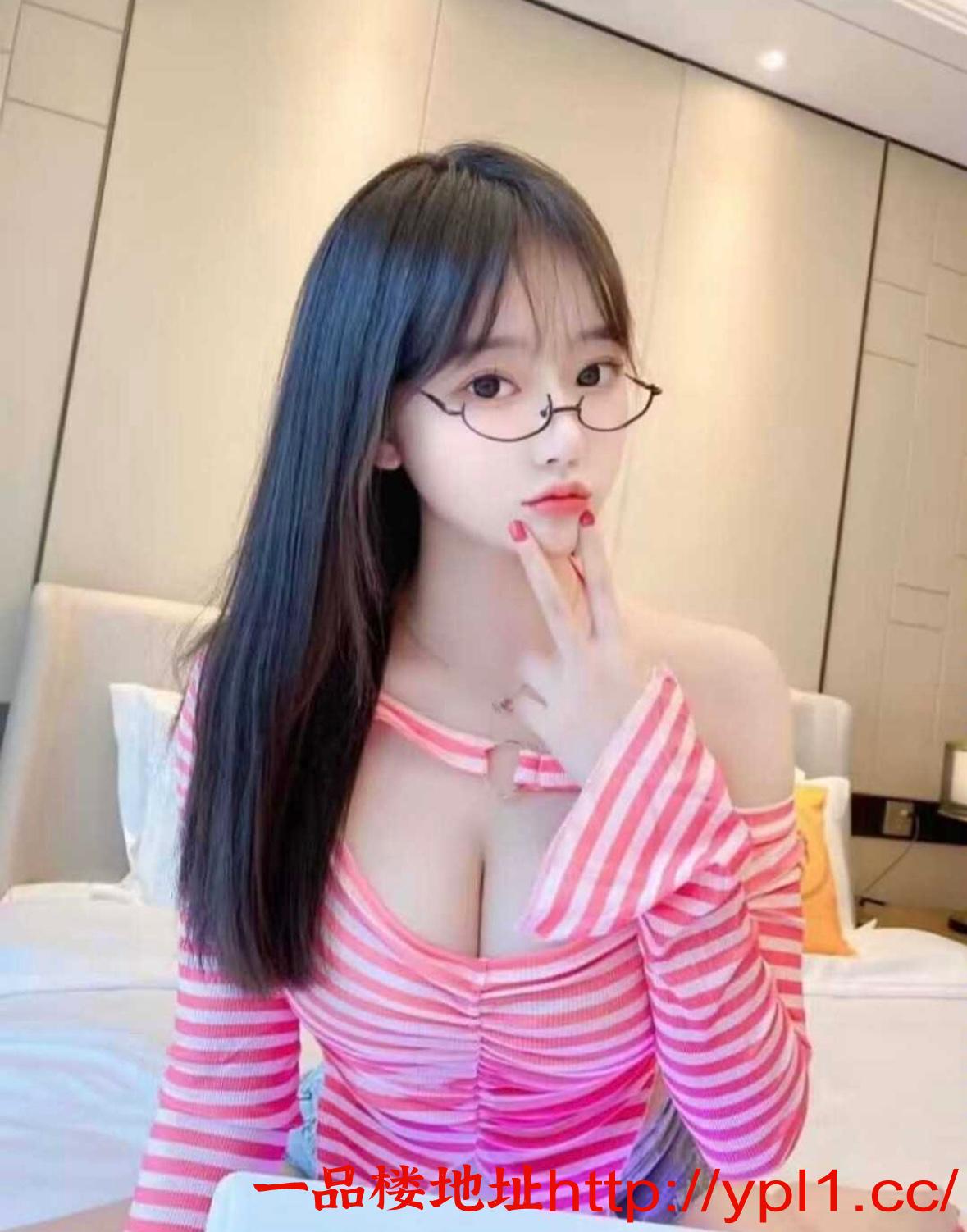 jk制服那叫一个诱人 三点还很粉嫩