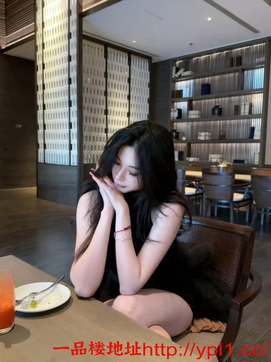 性感波大年轻小妹