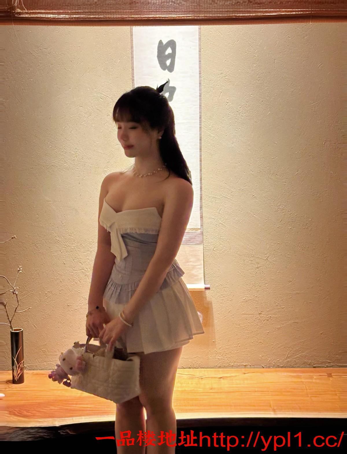 长腿蜜桃臀骚货叫声很淫荡服务好 可外出