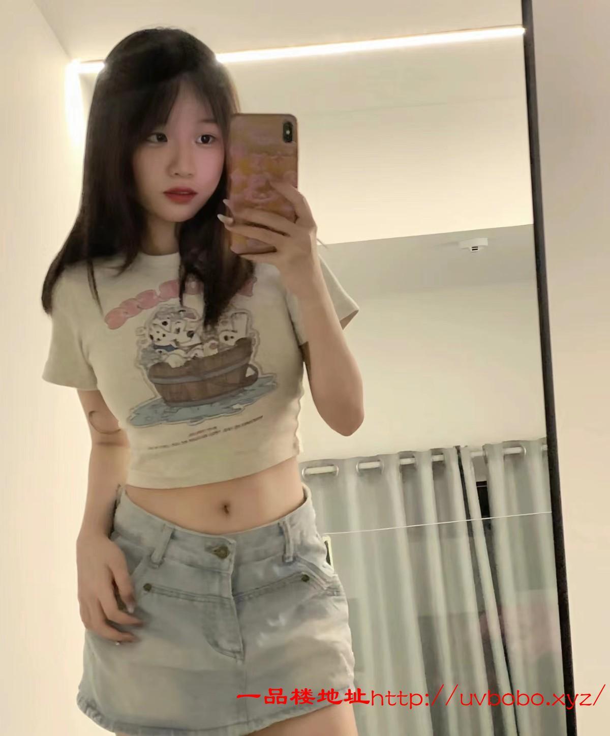 精神小妹挣外快，三点粉逼挺紧的