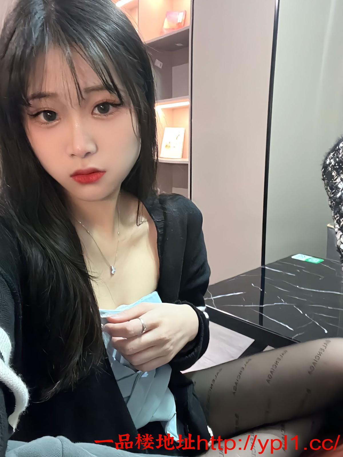 骚妹胸大圆挺三点粉