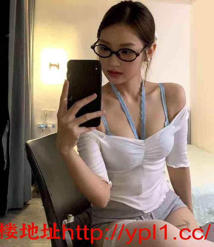 戴眼镜的骚货。已推荐