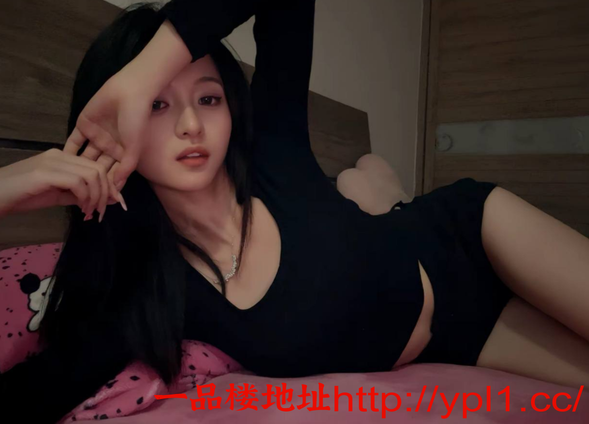 刚毕业的粉嫩兼职妹妹，水多易高潮