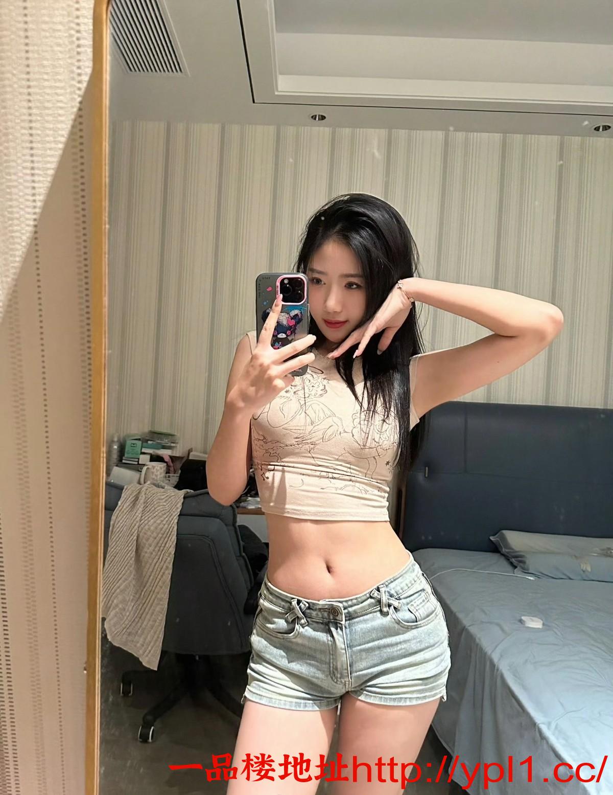 02年兼职小骚货逼紧会夹服务还不错