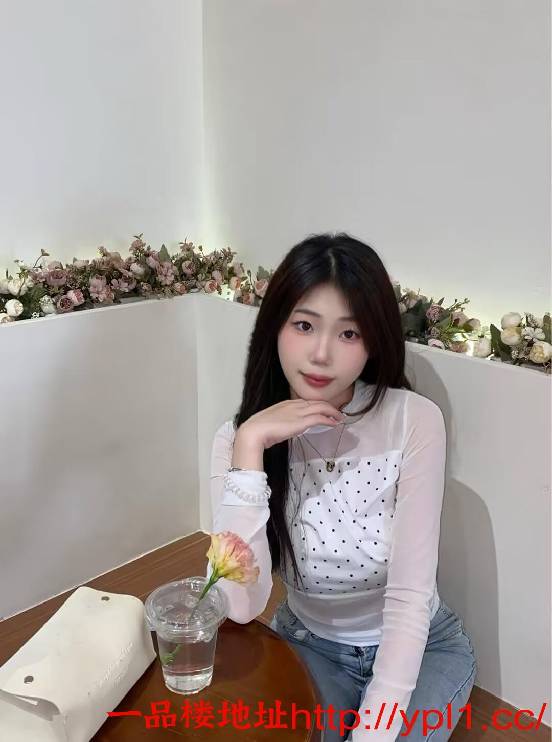 娇小萝莉求抱操易高潮榨汁女深爱