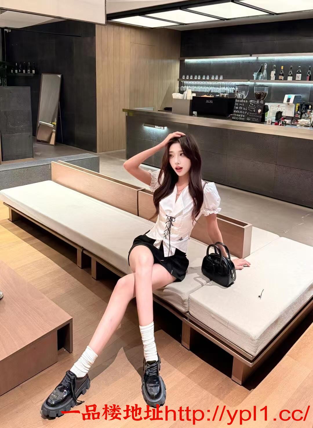 jk丝袜妹妹高跟鞋调情粉逼后入