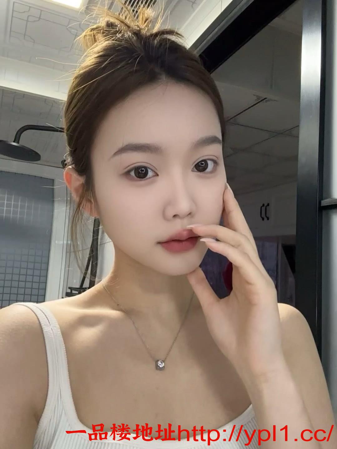 肤白丰满性感迷人的老师