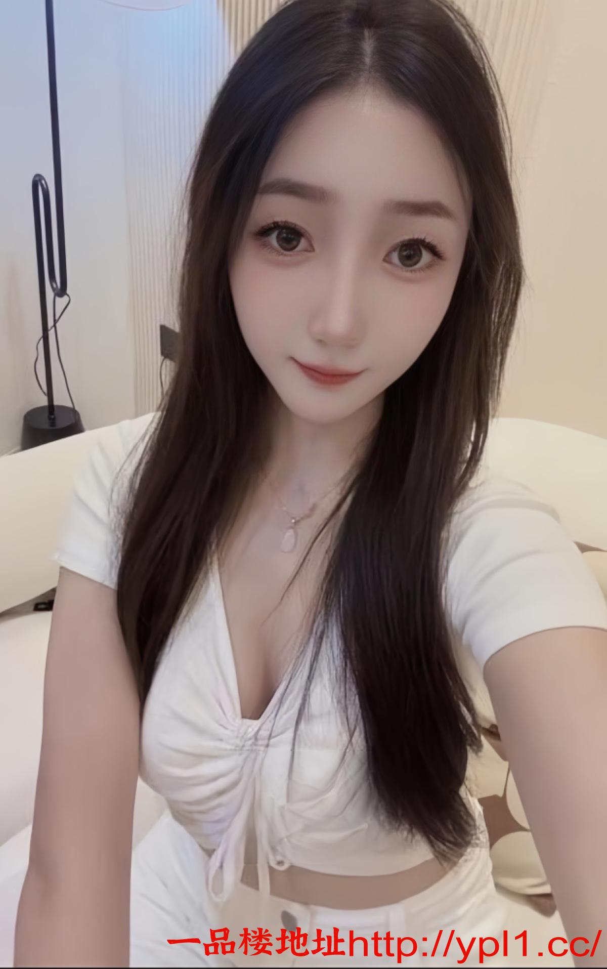 皮肤超白水滴胸的小嫩妹