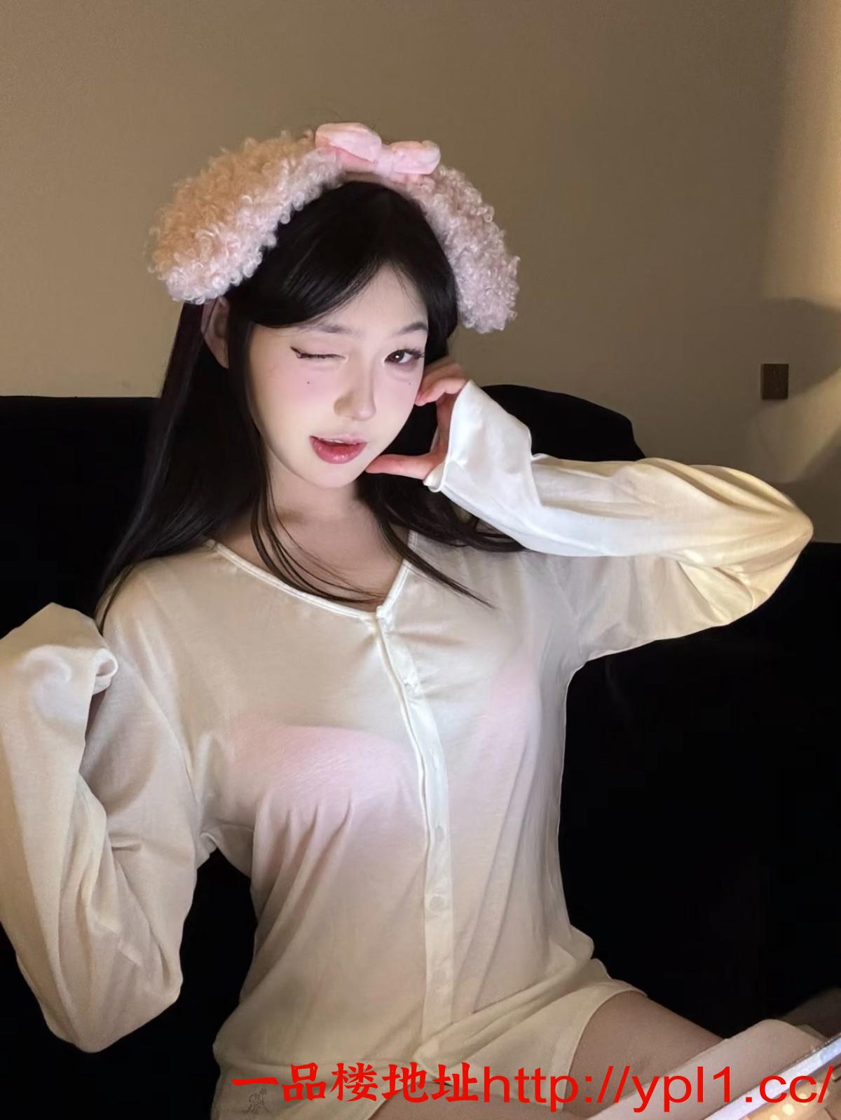 骚货稚嫩的肉体，淫水直流的小穴