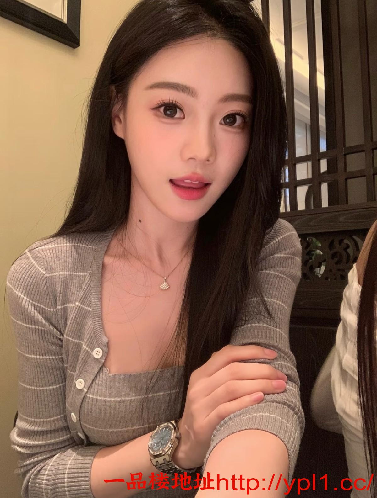 大胸超甜的妹子 皮肤又白又嫩