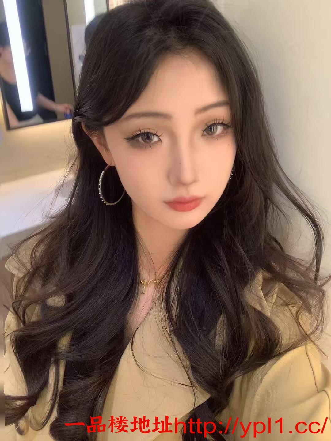 大胸超甜的妹子 皮肤又白又嫩