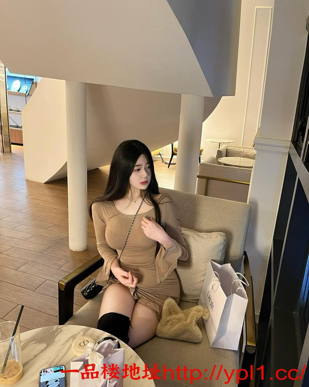 皮肤白嫩下面粉嫩嫩妹妹真爽