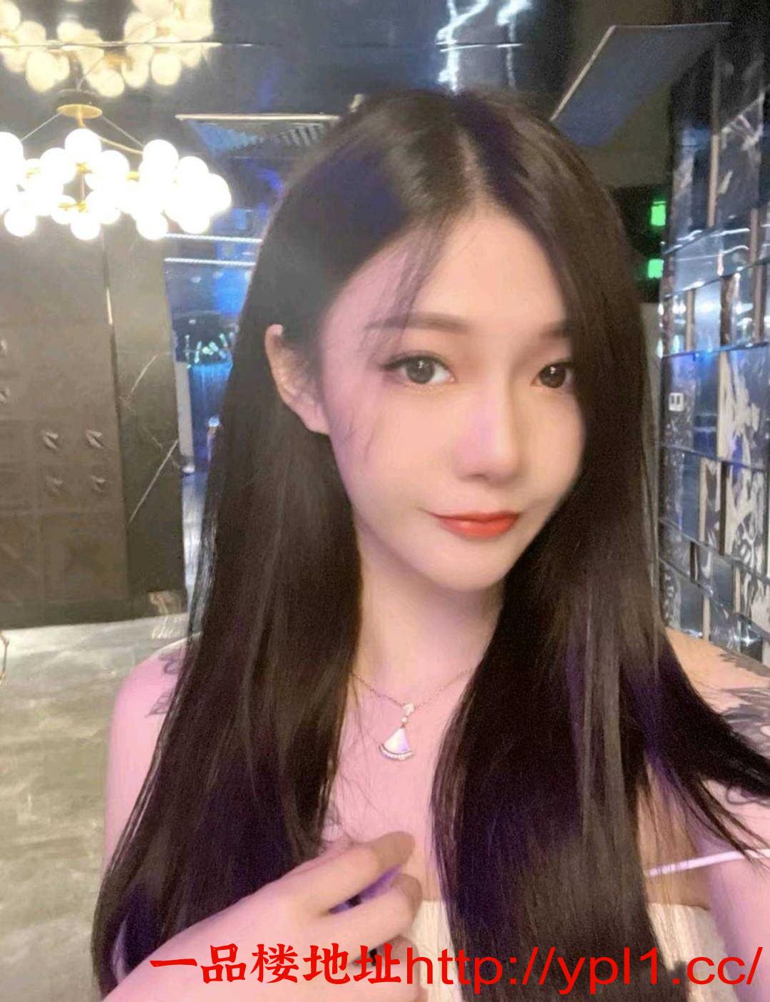 市身材苗条紧逼美女