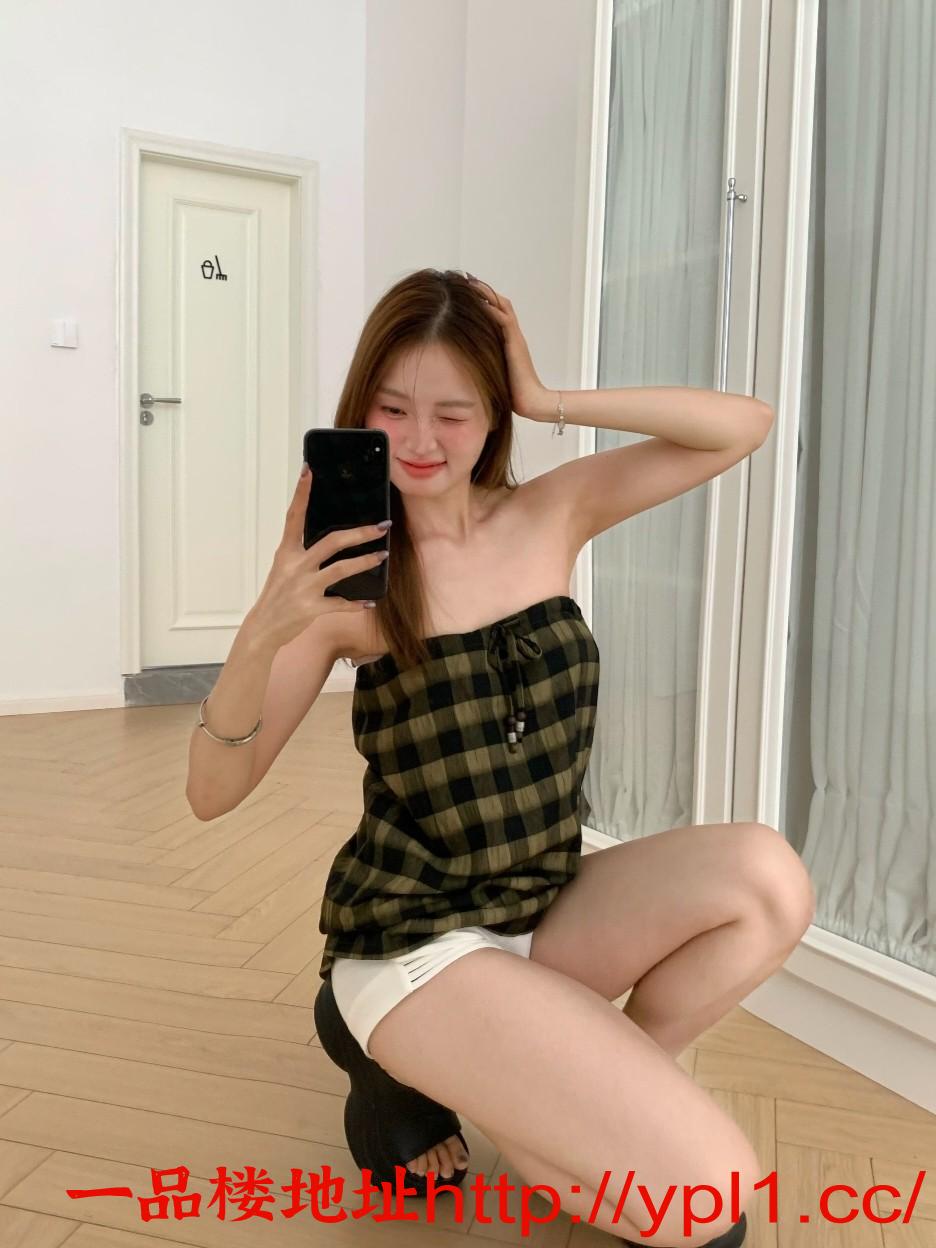 紧致巨臀的眼镜妹