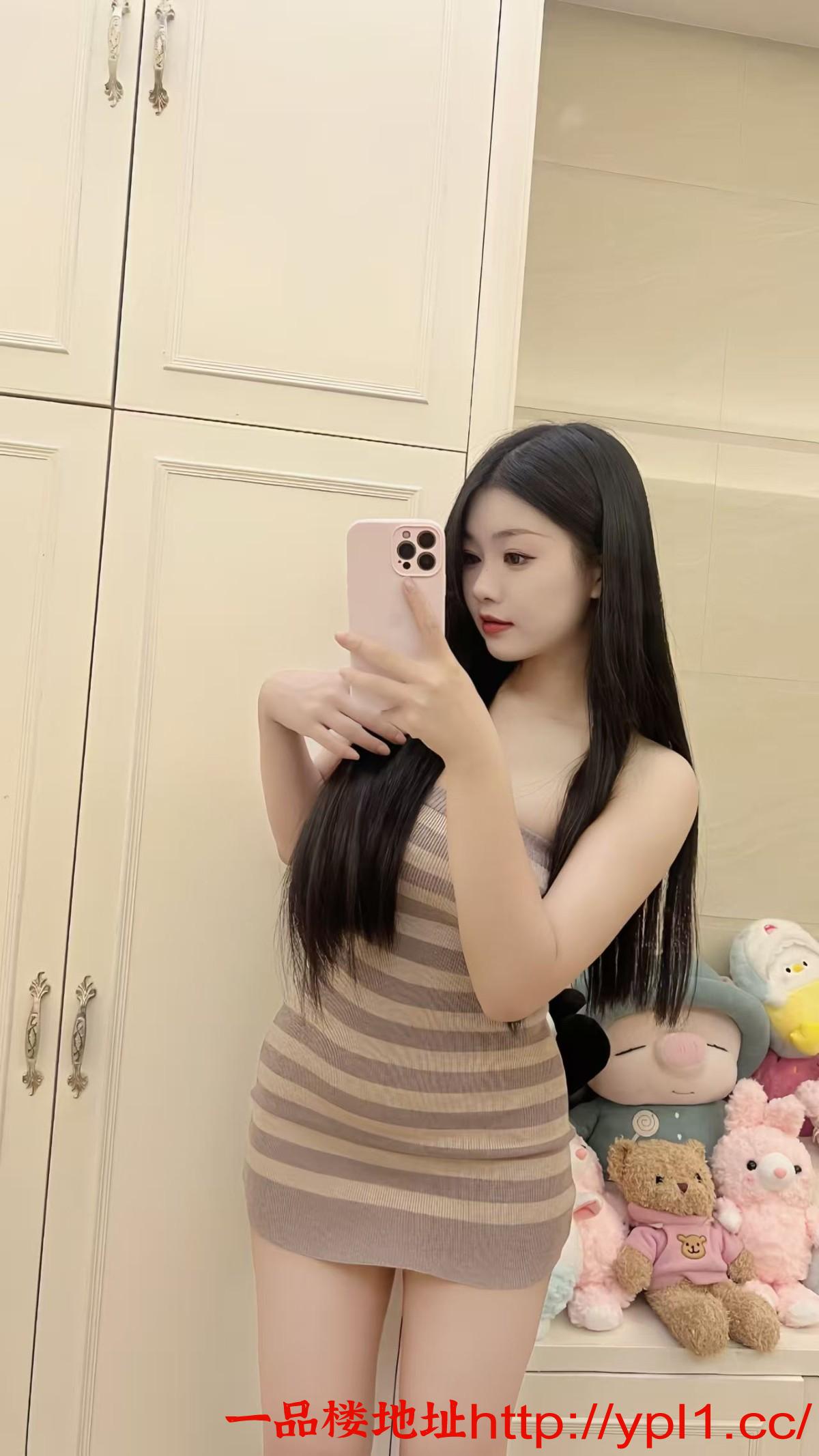 性感妹妹逼粉可颜射深喉刚开发出来很敏感