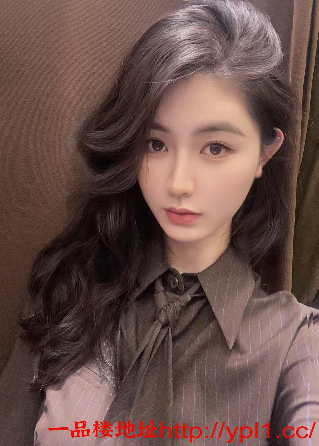 高挑鲍鱼妹外表清纯内心饥渴