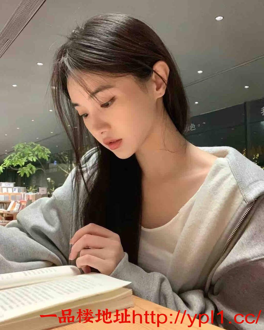 清纯粉嫩学生妹兼职