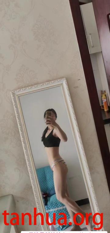 热爱健身的马甲线美女